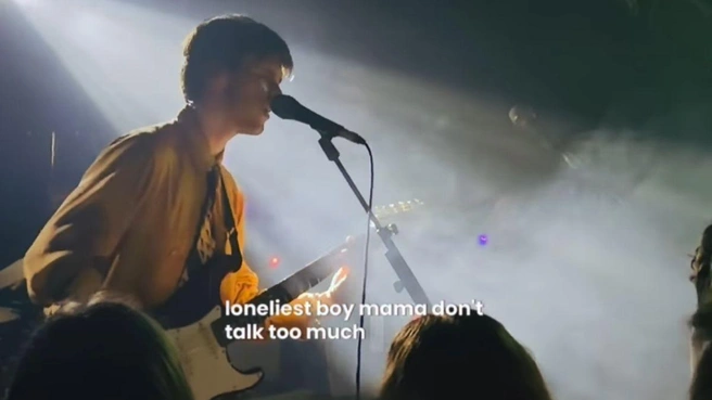 Круз Бекхэм представил личную новую песню под названием «Loneliest Boy» во время шоу. | Источник: @cruzbeckham/YOUTUBE
