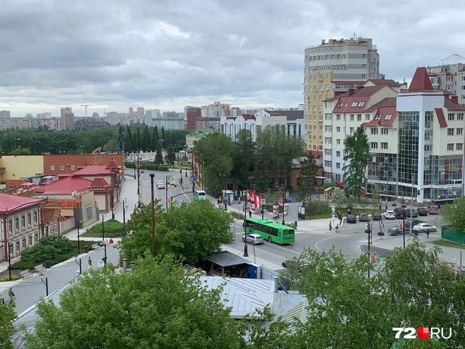 Место, где заканчивается пешеходная улица Дзержинского. Или начинается, смотря как по ней гулять | Источник: Полина Перепелица / 72.RU