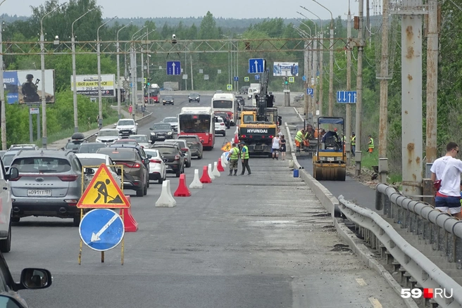 Два года назад компания ремонтировала Коммунальный мост (фото сделано в конце мая 2023-го) | Источник: Кирилл Хафизов / 59.RU