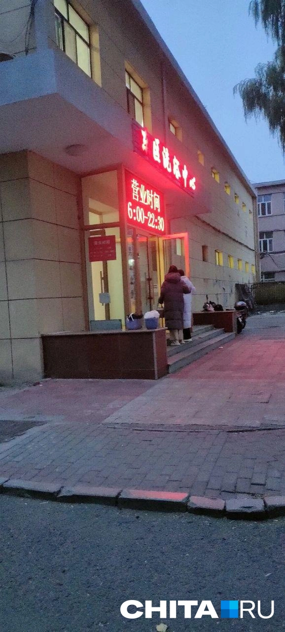 Так как доступа к горячей воде нет, мыться ребята ходят в такие сауны. И зимой спокойненько идут по снегу с мокрой головой и в тапочках до своих общежитий | Источник: героиня материала