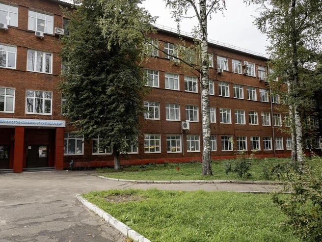 Рядом с остановкой находится Ярославский технолого-экономический колледж, расположенный в здании № 77 | Источник: Александр Куренной / 76.RU