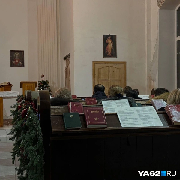 Католиков просят открыть определенную страницу, чтобы спеть и помолиться | Источник: Виктория Улитова / YA62.RU