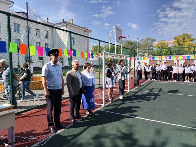 Линейка с людьми в форме сразу превращается в солидное мероприятие  | Источник: «Госавтоинспекция Тольятти» / Vk.com
