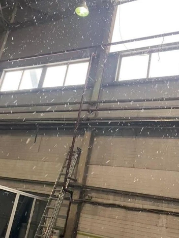 Иногда на рабочем месте сотрудников грузового терминала бывают экстремальные условия | Источник: читатель НГС