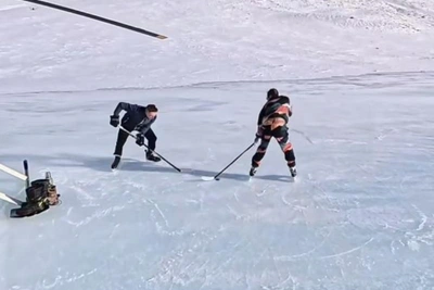 Путешественник из Новосибирска сыграл в хоккей на высоте 2500 метров