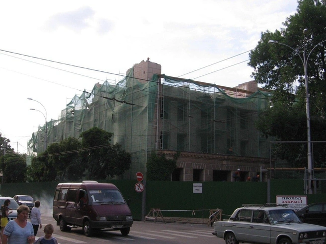 Сносят гостиницу Центральную на пересечении Мира и Красной, 2007 год. На ее месте отстроят Hilton