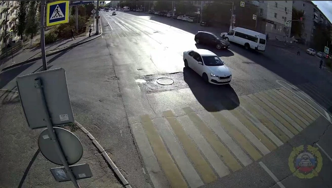 Момент аварии попал на камеры наружного наблюдения | Источник: ГУ МВД России по Волгоградской области