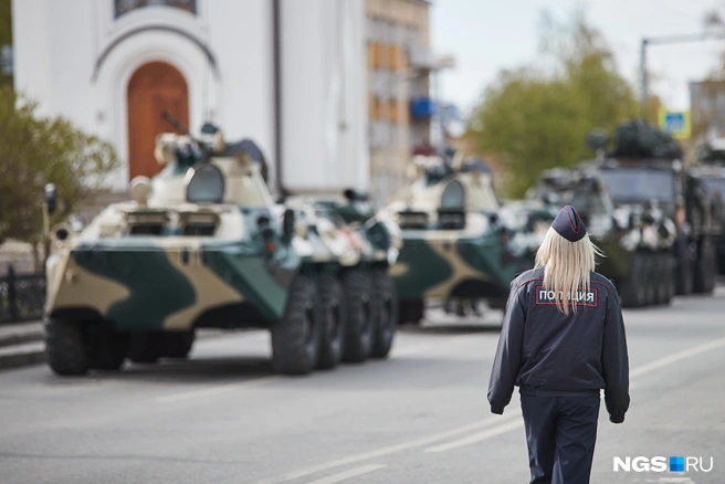Проехала по главной улице и тяжелая военная техника | Источник: Александр Ощепков / NGS.RU