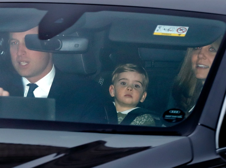 Принц Луи с семьей едет на рождественский ланч
в Букингемский дворец, 18 декабря 2019