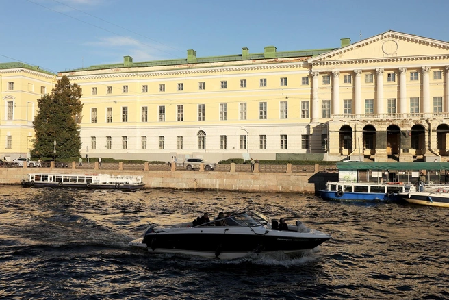 Публичка и ее загадочное окно на третьем этаже | Источник: Дарья Драй / «Фонтанка.ру»