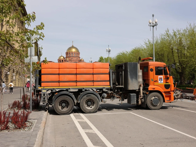 Не на всех участках КАМАЗы перекрывали дорогу целиком, вопреки официальным сообщениям | Источник: Алексей Волхонский / V1.RU