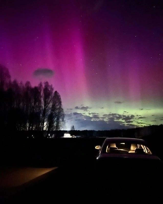 Северное сияние — повод взять машину и поехать на фотосет. Эта съемка — в Миассе | Источник: Охотники за сиянием / t.me