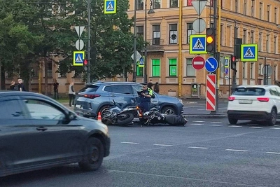Двое пострадали при столкновении мотоциклов и легковушки на Васильевском