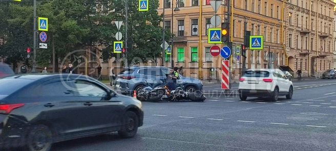 Двое пострадали в аварии с мотоциклами на Васильевском острове | Источник: читатель «Фонтанки»