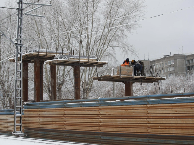 В настоящее время рабочие проводят армирование и бетонирование фундаментов для опор, а также монтируют металлоконструкции. | Источник: Андрей Бортко / NGS.RU