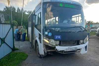 Водителю стало плохо: массовое ДТП с автобусом в Омске
