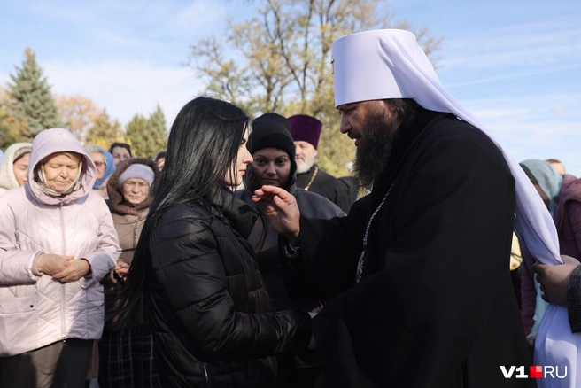 После поздравительной речи Феодор, митрополит Волгоградской епархии, благословил прихожан и отдельно поздравил их с большим праздником | Источник: Алексей Волхонский / V1.RU