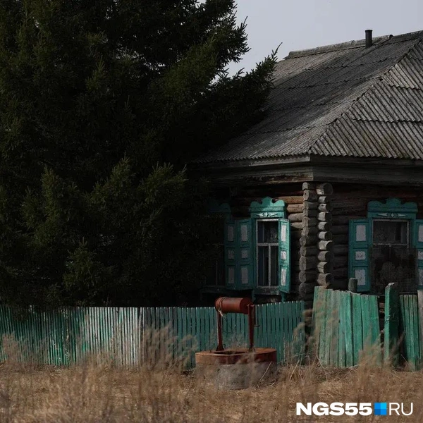 Есть в деревне и крепкие домики, которые оставили хозяева | Источник: Евгений Софийчук / NGS55.RU