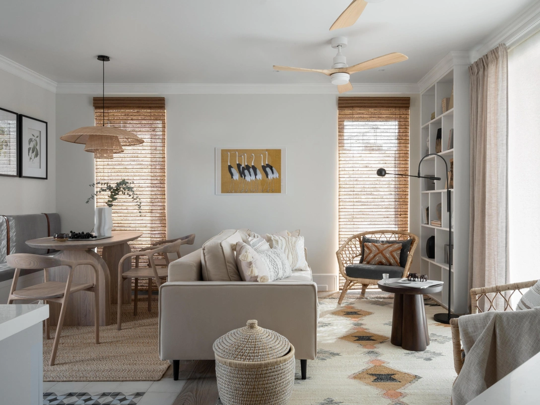 Кухня-гостиная. Диван, «Диван.ру». Журнальный столик, Artefacto. Ковер, La Redoute. Плетеные кресла, ИКЕА. | Источник: Маргарита Якушина