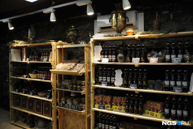 Основной продукт магазина — концентрат разных сбитней | Источник: Стас Соколов / NGS.RU