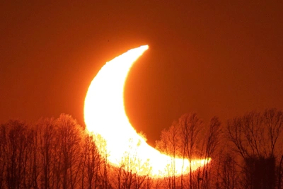 February 2026: Comet, Planetary Alignment, and Solar Eclipse