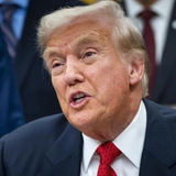 «Кто против пошлин — ДУРАКИ!» Трамп пообещал 00 каждому американцу с низким и средним доходом