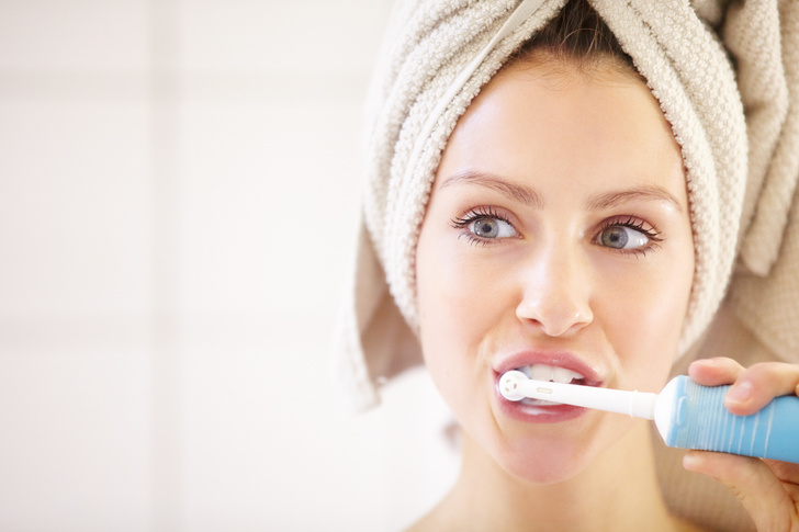 Фото №4 - Отбеливающая паста, электрическая щетка и ирригатор в борьбе за чистоту: советы стоматолога