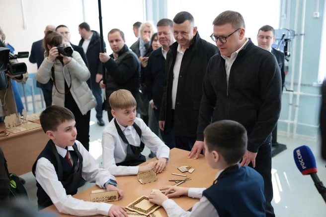 Ребята поделились с губернатором, что учиться в обновленной школе стали с удовольствием | Источник: Наиль Фаттахов / Пресс-служба правительства Челябинской области