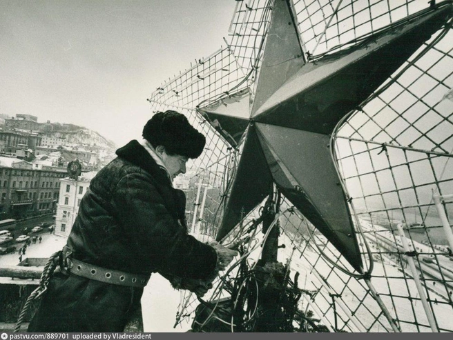 Установка звезды на верхушку ели в 1992 году | Источник: pastvu.com