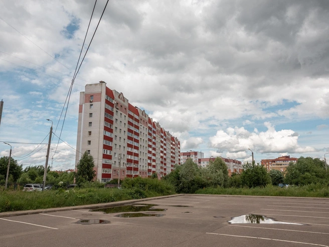С этого ракурса дом напоминает стену или шкаф | Источник: Александр Куренной / 76.RU