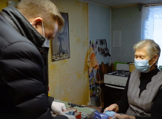 Николай Любимов подарил рязанской пенсионерке телефон | ya62.ru