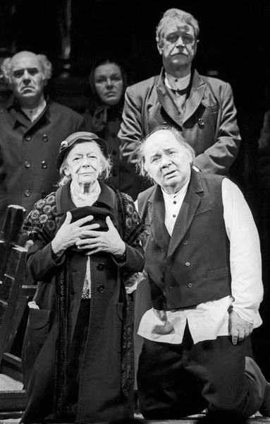 Артистка до последнего выходила на сцену. На фото с Евгением Леоновым