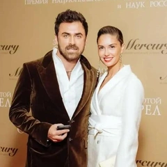 Агата Муцениеце подтвердила третью беременность