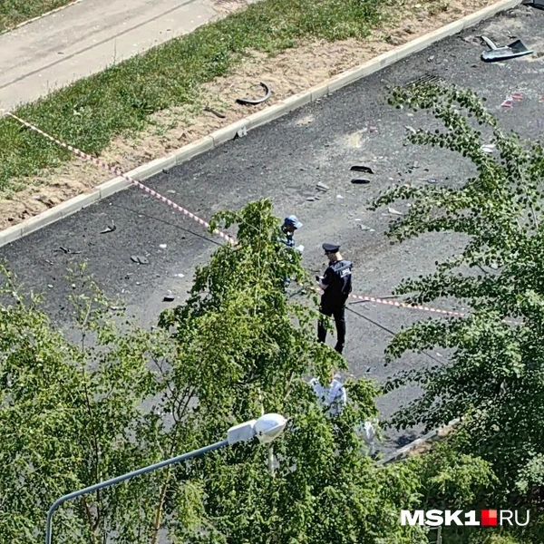 Около сигнальной ленты дежурят сотрудники полиции | Источник: Дмитрий Бондарев / MSK1.RU