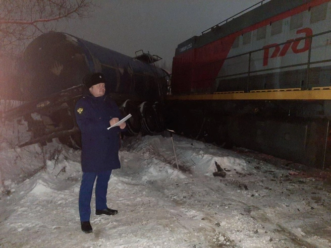 Большегруз оказался на путях перед приближающимся поездом | Источник: Северо-Западная транспортная прокуратура / Telegram
