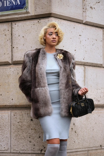 Главный аксессуар сезона: броши и булавки, которые меняют правила игры