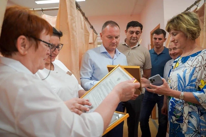 Извеков (в синей рубашке сзади) с Алексеем Спасским (на переднем плане в голубой рубашке) | Источник: Андрей Извеков / Vk.com