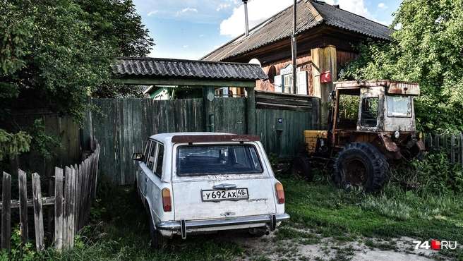 Уединенные села — это всегда масса фактурной техники. Не эти ваши блестящие «китайцы», а продукт времени | Источник: Артем Краснов