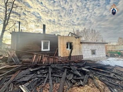 СК расследует гибель мужчины при пожаре в Юрьянском районе | Источник: kirov.sledcom.ru