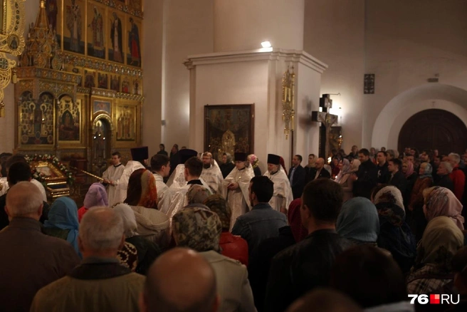 Священники и прихожане читают молитвы | Источник: Александра Савельева
