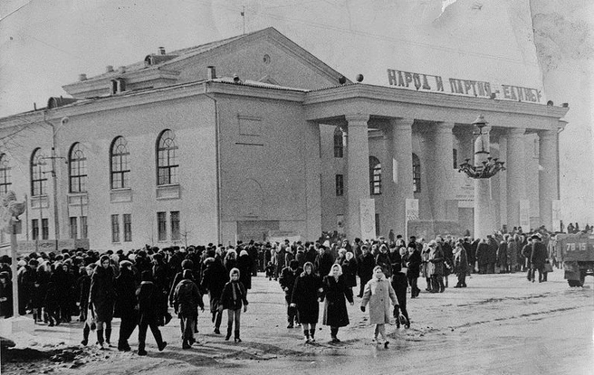 ДК ЧТПЗ на берегу Смолино в 1950-е годы стал самым роскошным зданием района | Источник: ОГАЧО