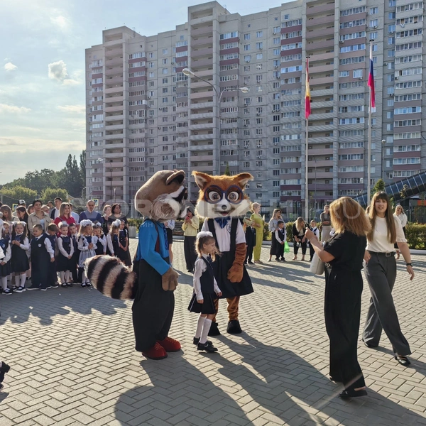 Первоклассники охотно фотографировались со зверятами в школьной форме | Источник: Андрей Пашинский / Voronezh1.ru