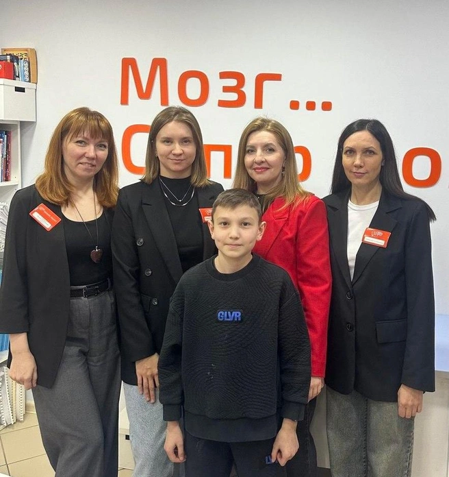 Ученик вместе со всеми педагогами, у которых учился | Источник: IQ007 