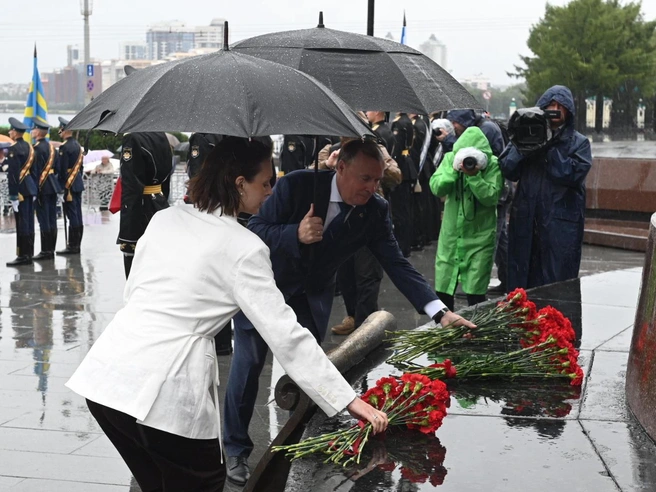 Мэр Екатеринбурга Алексей Орлов и председатель гордумы Анна Гурарий возложили цветы к памятнику основателям города | Источник: Дмитрий Емельянов / E1.RU