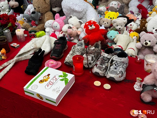 На месте аварии остались кроссовки и шапочка девочек | Источник: Кирилл Кушнов / E1.RU