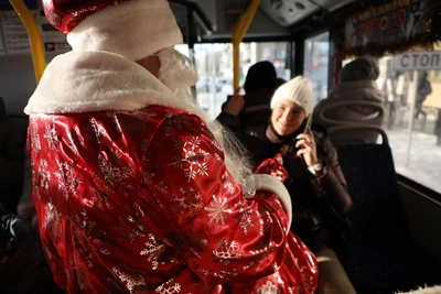 В Магнитогорске запустили автобусы с Дедом Морозом