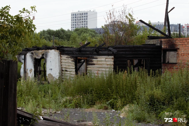 Эта постройка горела. Вокруг нее скопился мусор, оставшийся после съезда жильцов  | Источник: Павел Красоткин / 72.RU 