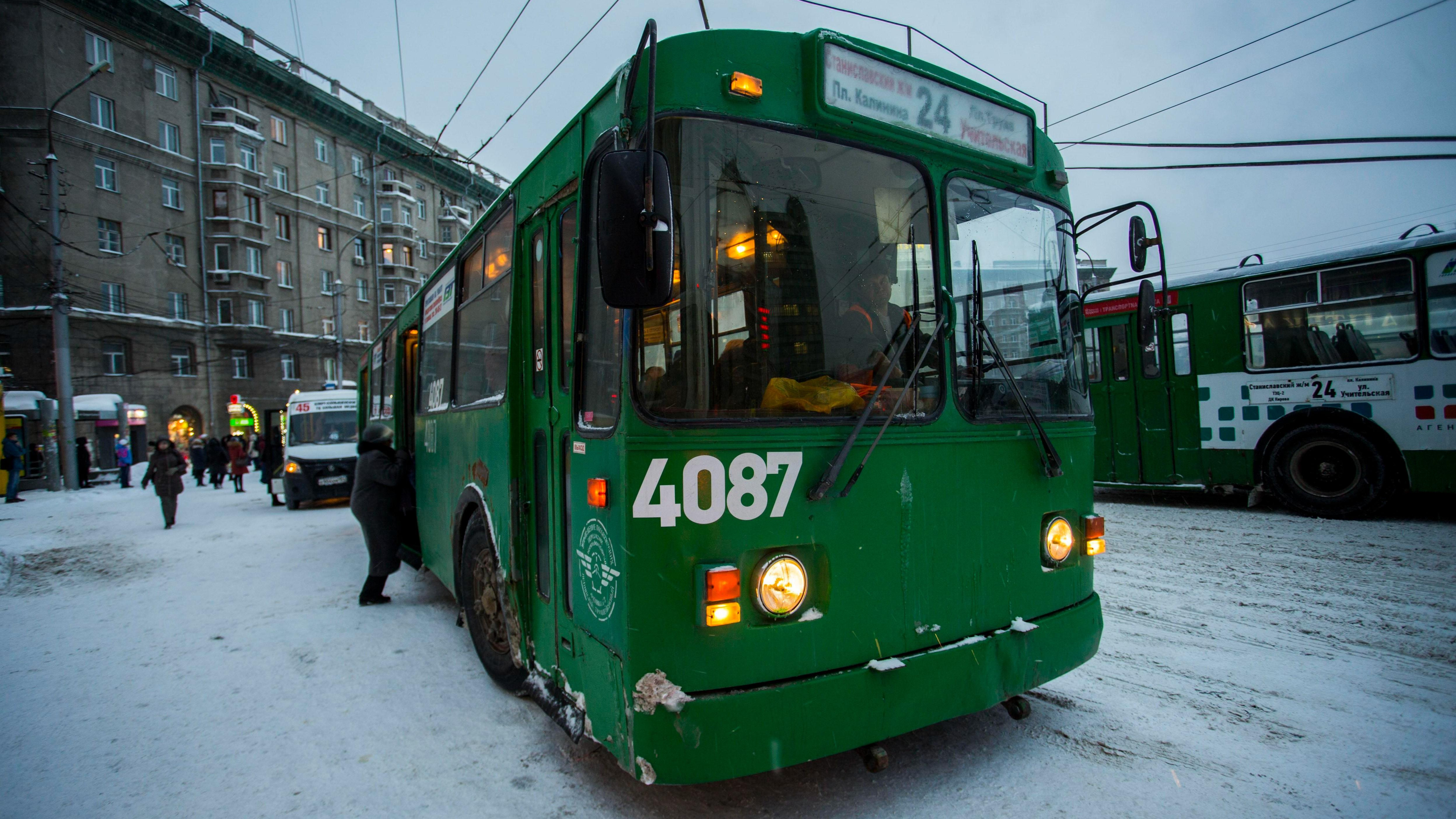 «А что будет в -30?»: в Новосибирске сократили вечерние маршруты троллейбуса № 24