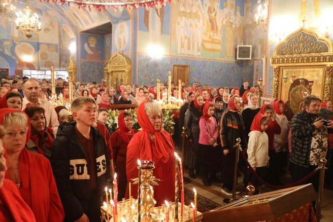 Вартовчанки в честь Пасхи повязали красные платочки | Источник: Дмитрий Кощенко/ T.me