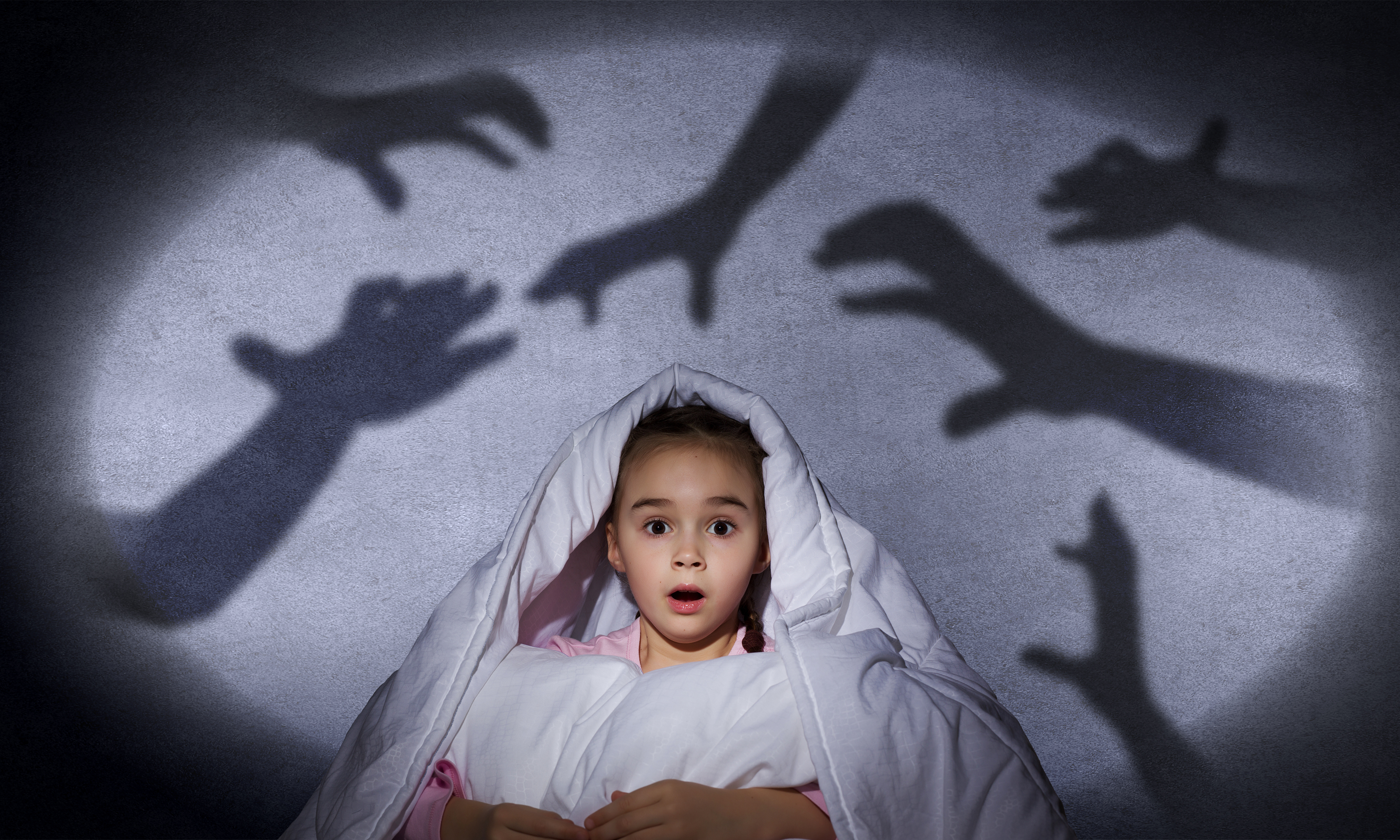 Scary child. "Детские страхи". Испуганный ребенок. Ребенок боится Темноты. Страхи детей дошкольного возраста.